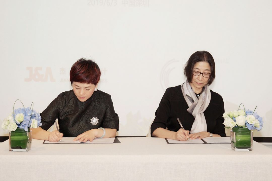J&A杰恩设计董事、副总经理冉晓凤（左）与IWBI 亚洲区总裁雪娅（右）签约合影