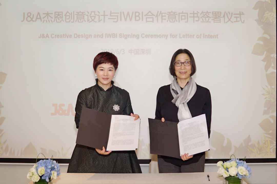 J&A杰恩设计董事、副总经理冉晓凤（左）与IWBI 亚洲区总裁雪娅（右）签约合影